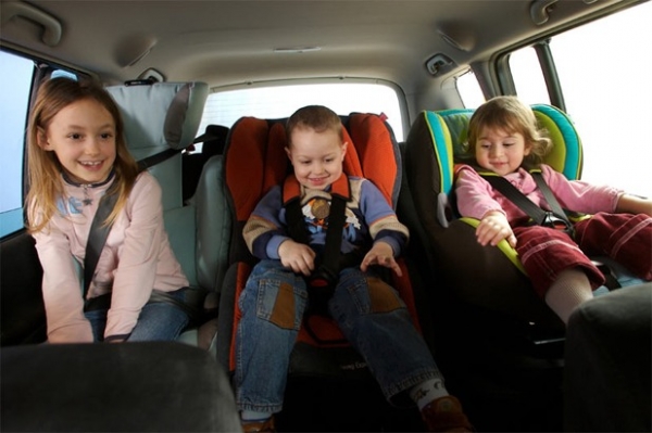 Як максимально убезпечити дітей під час поїздки в автомобілі, і який саме захист буде найнадійнішим?