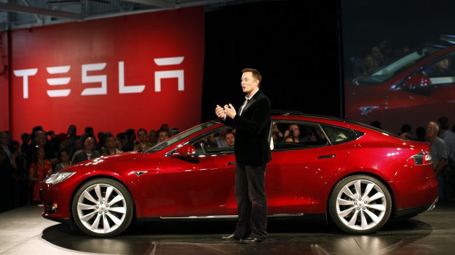 Tesla выпустит полноприводный электромобиль с двумя моторами