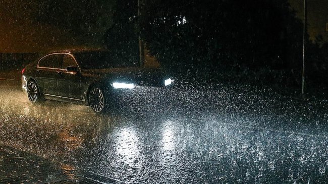 Советы автогонщика: как правильно ездить в дождь