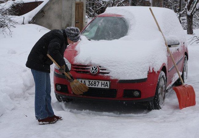 Почему опасно чистить машину от снега щеткой
