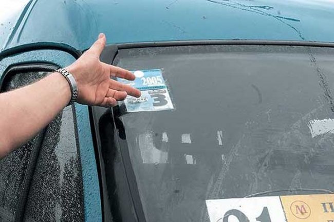 Страховка на лобовом стекле: право или обязанность водителя?