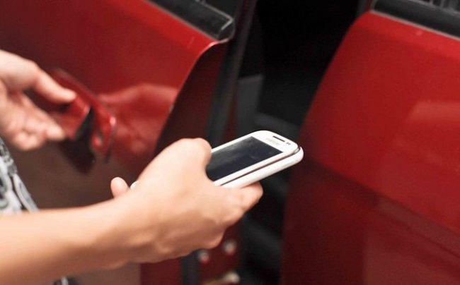 Можно ли простым телефоном открыть дверь машины?
