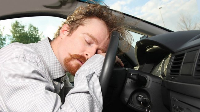 Как понять, что засыпаешь за рулём: 5 сигналов